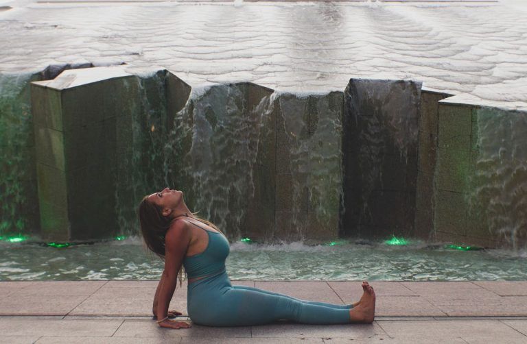 Dandasana, postura del bastón