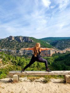 mujer meditando retiro de yoga naturaleza