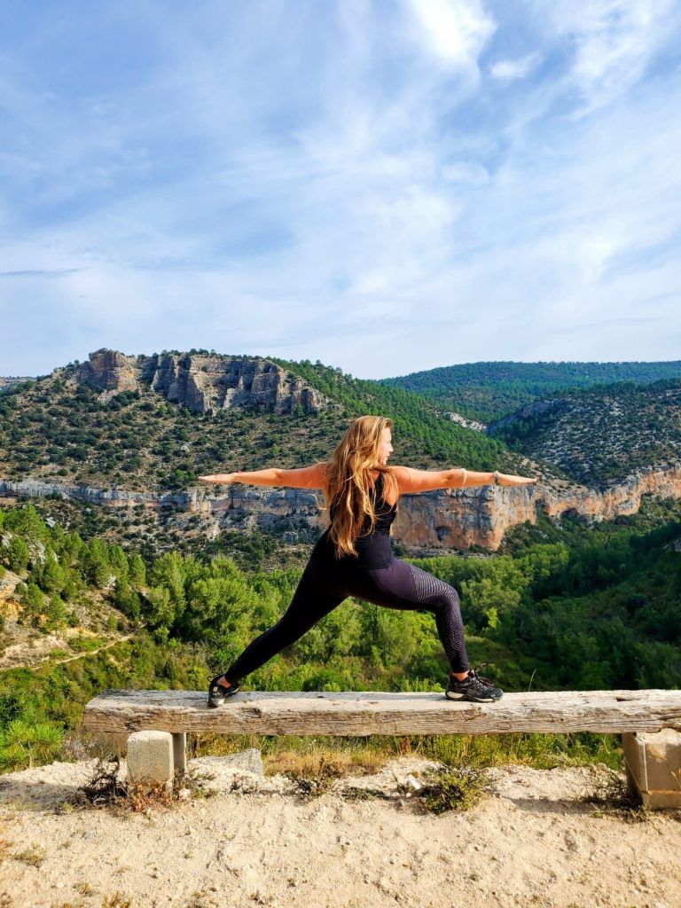 mujer meditando retiro de yoga naturaleza