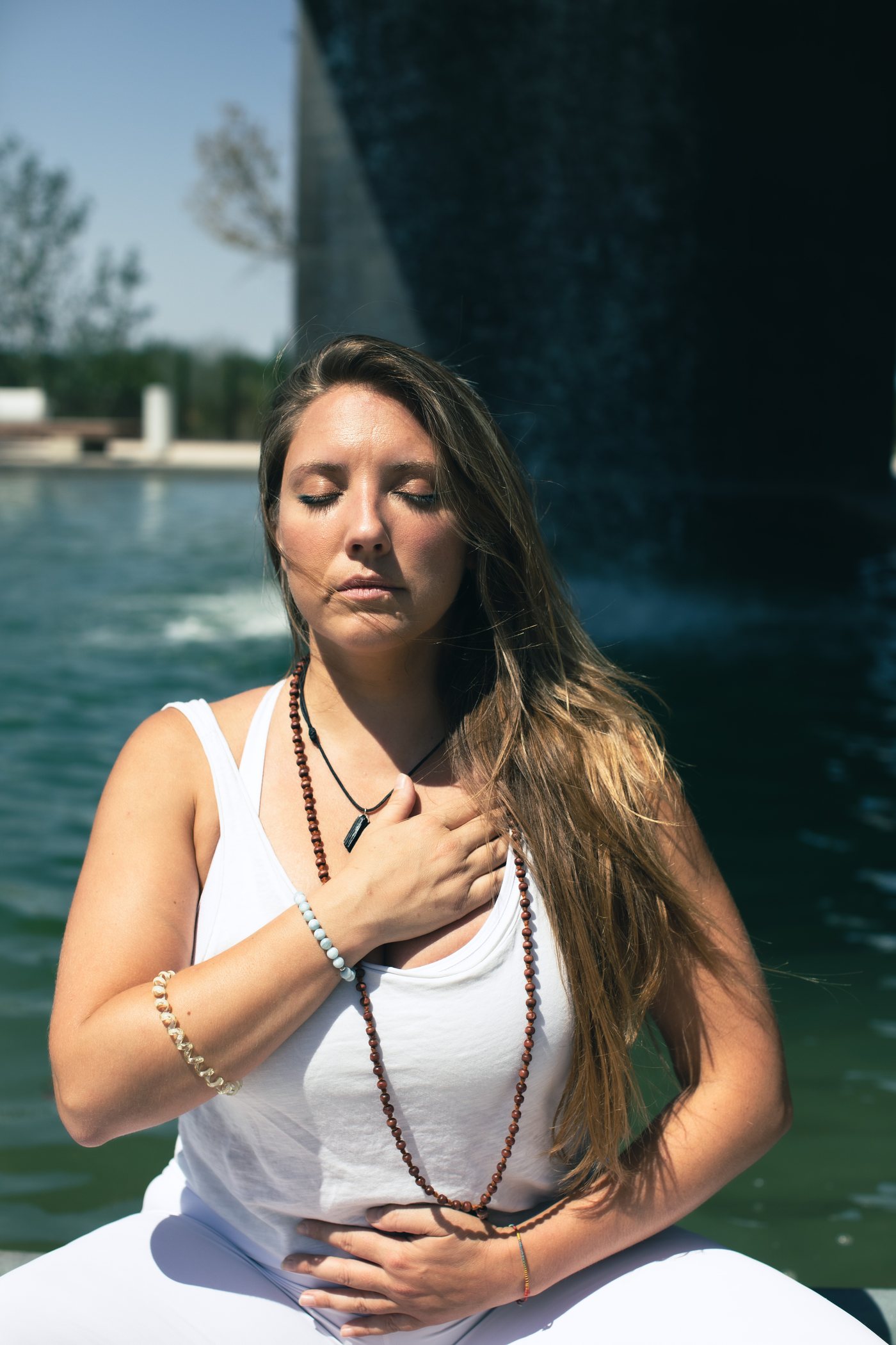 Ruth en meditación, con la mano en el pecho